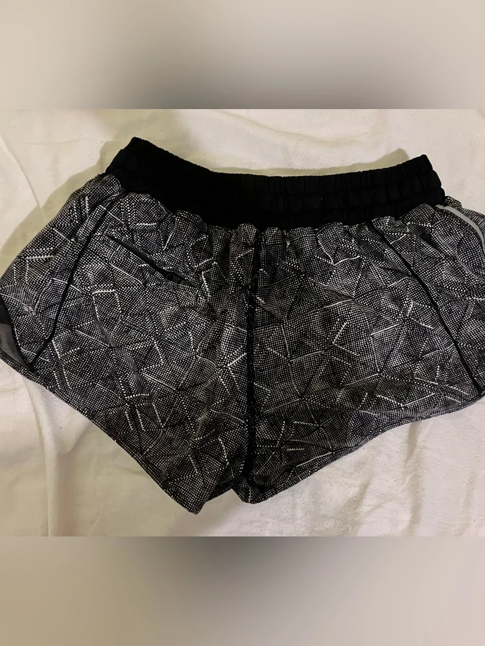 Lululemon hotty hot shorts size 6 2.5” inseam running track beach summer